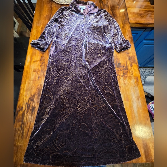 Vintage Designer Oscar De La Renta Crushed Velvet Housecoat with satin lining